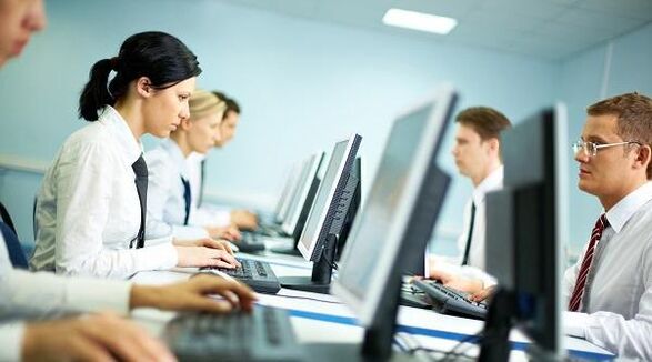 Image sédentaire du travail La cause de l'ostéochondrose cervicale