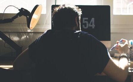 Une position assise incorrecte est à l'origine du développement de l'ostéochondrose.