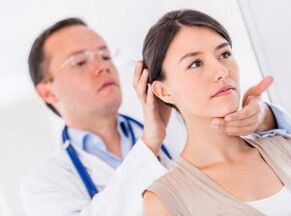 Diagnostic de l'ostéochondrose cervicale lors d'un rendez-vous avec un neurologue.
