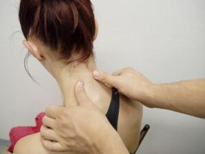 Massage pour le traitement et la prévention de l'ostéochondrose cervicale.